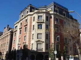 Placed in Pau Casals`street, Barcelona, in one of the most elegant positions of the Turó Parc