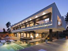 Fantastic villa, recently built, between the city and the sea, near Girona