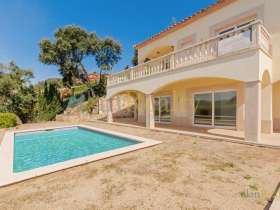 Villa spectaculaire de style classique avec une vue magnifique sur la mer à Playa de Aro. Costa Brava.