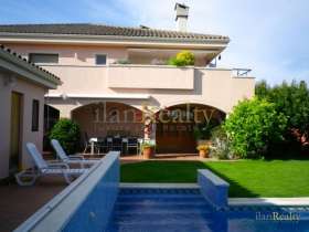 Fascinating villa for sale surrounded by sea and nature with magnificent views in Alella, Barcelona