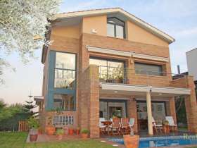Exclusiva villa en venta distribuida en 3 plantas con piscina privada y vistas al mar en Alella