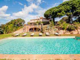 Unforgettable holidays in the Costa Brava, Palamos, in a rustic and luxurious style