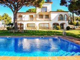 Superbe villa classique maison d’hôtes à vendre à Sant Feliu de Guíxols, surplombant la mer