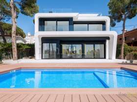 Única y exclusiva casa de lujo y diseño de nueva construcción con vistas al mar en Playa de Aro, en venta.