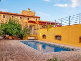 Hotel rural con encanto en el Ampurdán, con piscina y vistas al mar, en venta