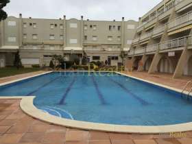 Fantástico apartamento con grande terraza de 25 m2 y piscina comunitaria en L’Escala.