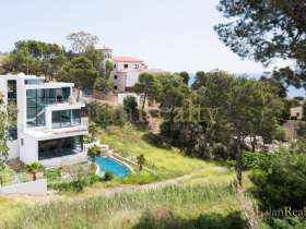 Villa de design moderne avec piscine, près de la plage à LLança.