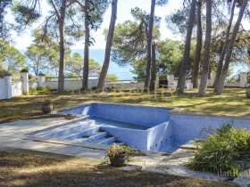 Extraordinary frontline villa of 1000m2 on a large plot of 4300m2 in Playa de Aro.