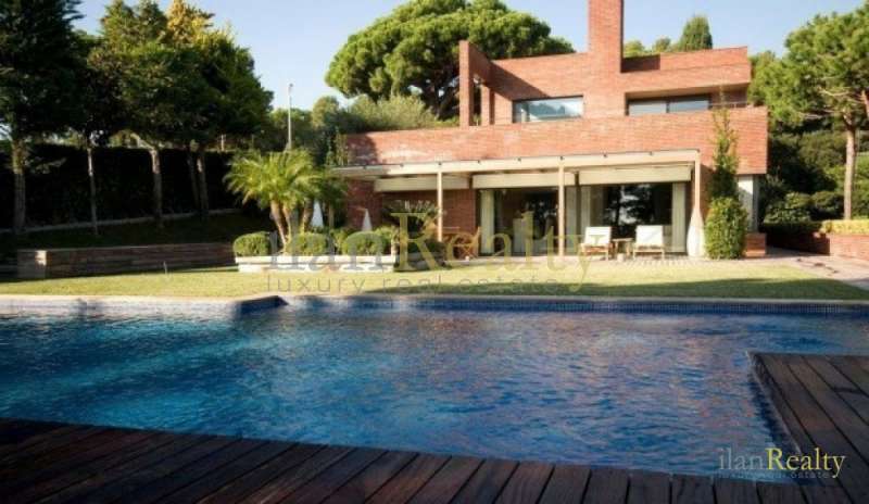 The real treasure of this magnificient villa are their views to Barcelona`s coast