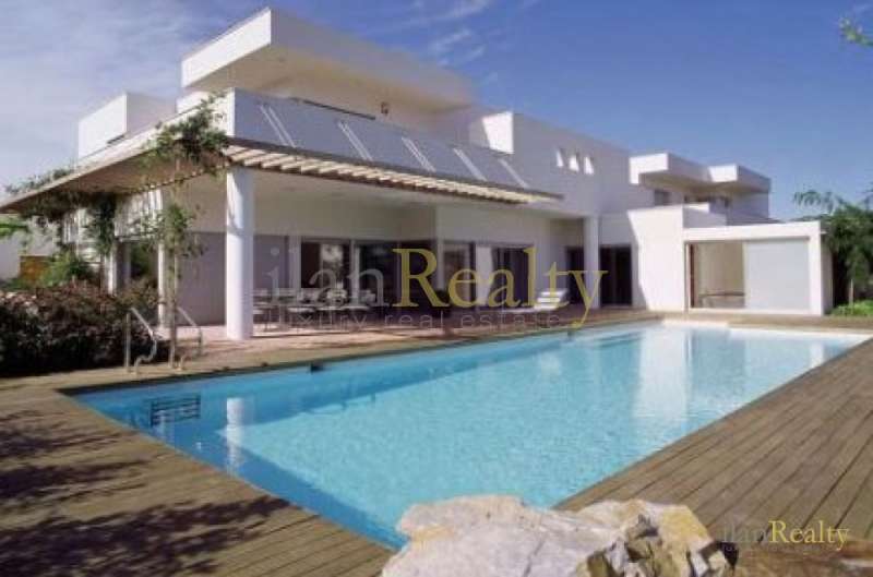 For sale sensational villa along the canal with 40 mts mooring, in Empuriabrava