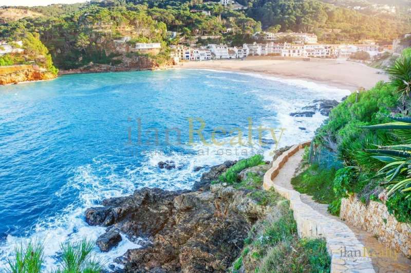 Hotel with sea views for sale in Costa Brava. Investment 