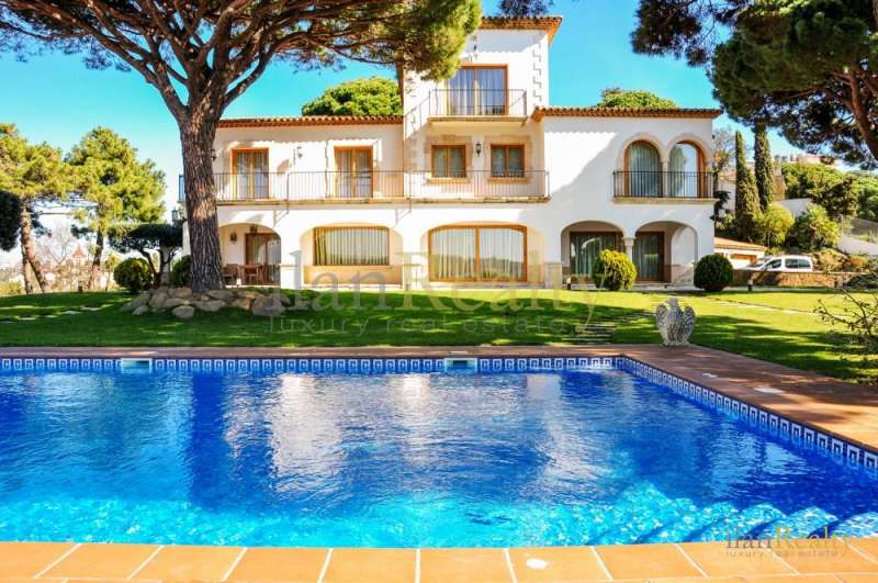Villa mediterránea y casa de invitados a la venta en Sant Feliu de Guixols mirando al mar