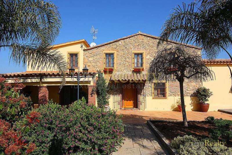 Dreamful farmhouse with great ground for sale in Tordera, halfway between Giorna and Barcelona