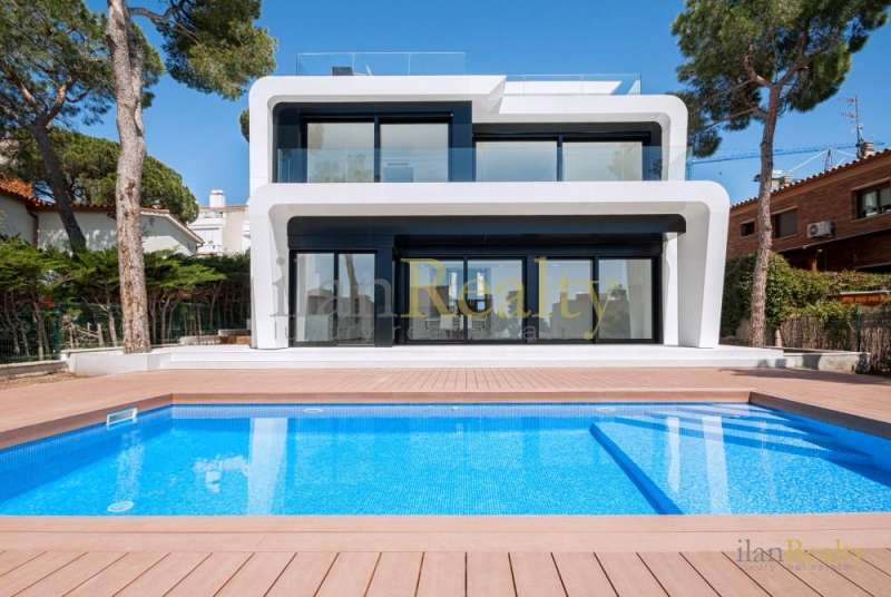 Unique and exclusive, luxury, new construction home with modern design with sea views in Playa de Aro. Spain. For sale