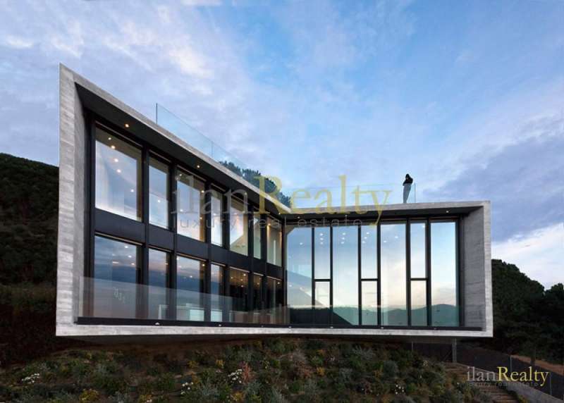 A spectacular sale and innovative design with views of Barcelona, from Cabrils