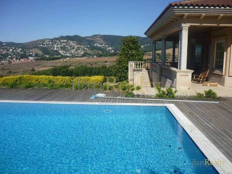 Magnificient villa with great views to the sea and to Barcelona located in Teià