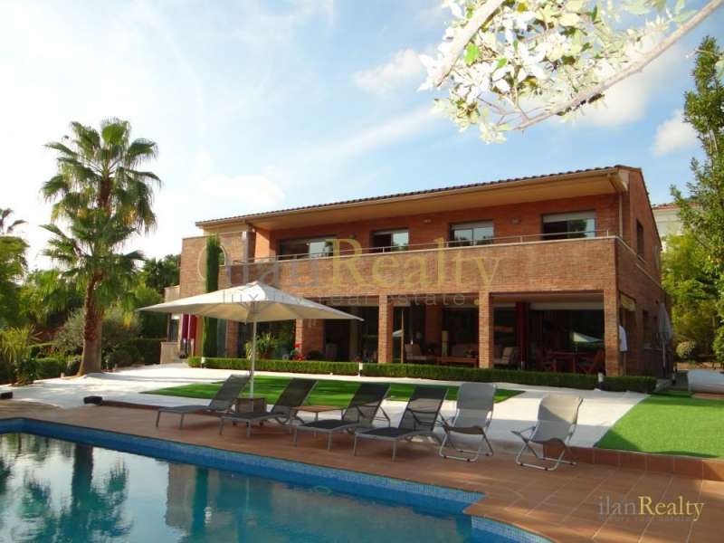 Distinction and luxury in one of the areas most prestigious on the coast of Barcelona, in Teia