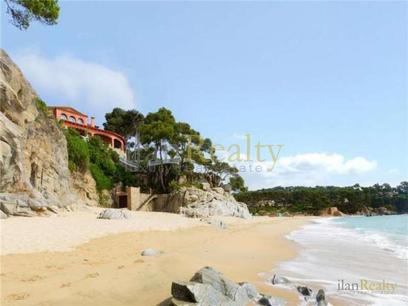 Se vende admirable propiedad en primera línea y acceso directo al mar, en Platja d'Aro