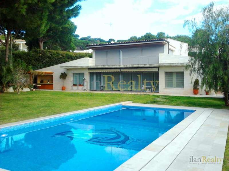 Luxury villa in excellent location next to Sa Conca beach, in La Gavina, on sale